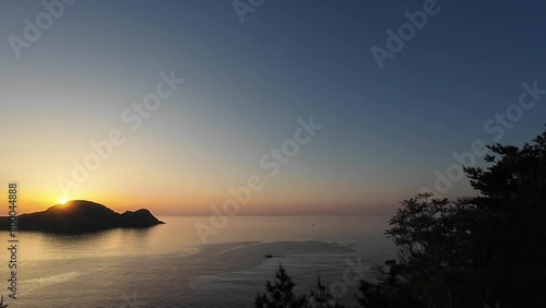 夕日が沈む日本海を船が行く！