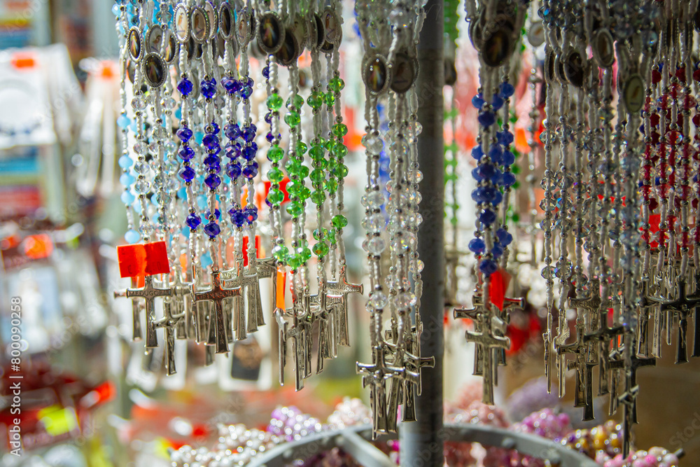 Różańce na stojaku przy lokalnym sklepiku z dewocjonaliami w Medziugorje | Rosaries on a stand at a local devotional shop in Medjugorje | Krunice na štandu pored trgovine bogoslužja u Međugorju Różańce na stojaku przy lokalnym sklepiku z dewocjonaliami w Medziugorje | Rosaries on a stand at a local devotional shop in Medjugorje | Krunice na štandu pored trgovine bogoslužja u Međugorju