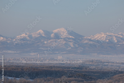 厳冬の朝、高原より見渡した霧に覆われる滝川の街並み