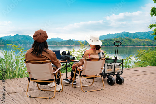 Fotografía Embracing Tranquility: Lakeside Relaxation and Tourist Attraction