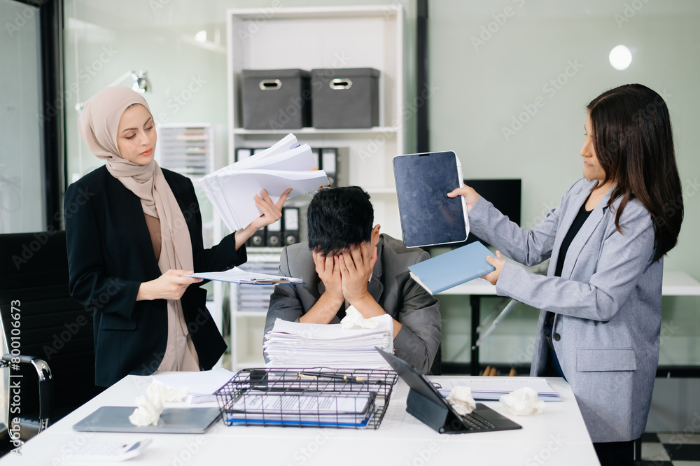 Obraz premium Furious Asian businesspeople arguing strongly after making a mistake at work in office