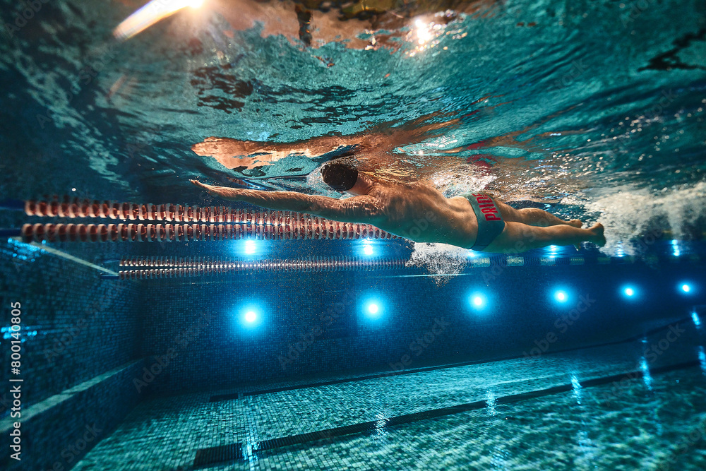 Fotografie an athletic man swims in the pool