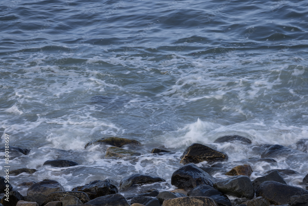 Obraz premium Ocean waves crashing on a rocky shore
