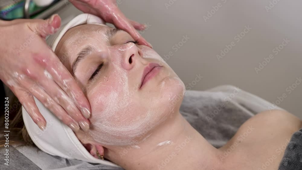 An experienced cosmetologist massage therapist performs a relaxing facial massage for the client to relieve tension, promoting deep relaxation and hydration, leaving your skin refreshed and radiant. An experienced cosmetologist massage therapist performs a relaxing facial massage for the client to relieve tension, promoting deep relaxation and hydration, leaving your skin refreshed and radiant.