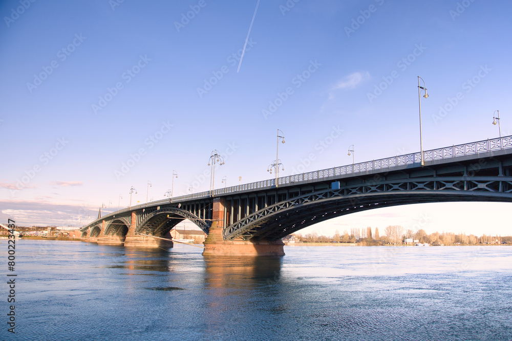 Die Theodor- Heuss Brücke in Mainz am Rhein in Frühjahr