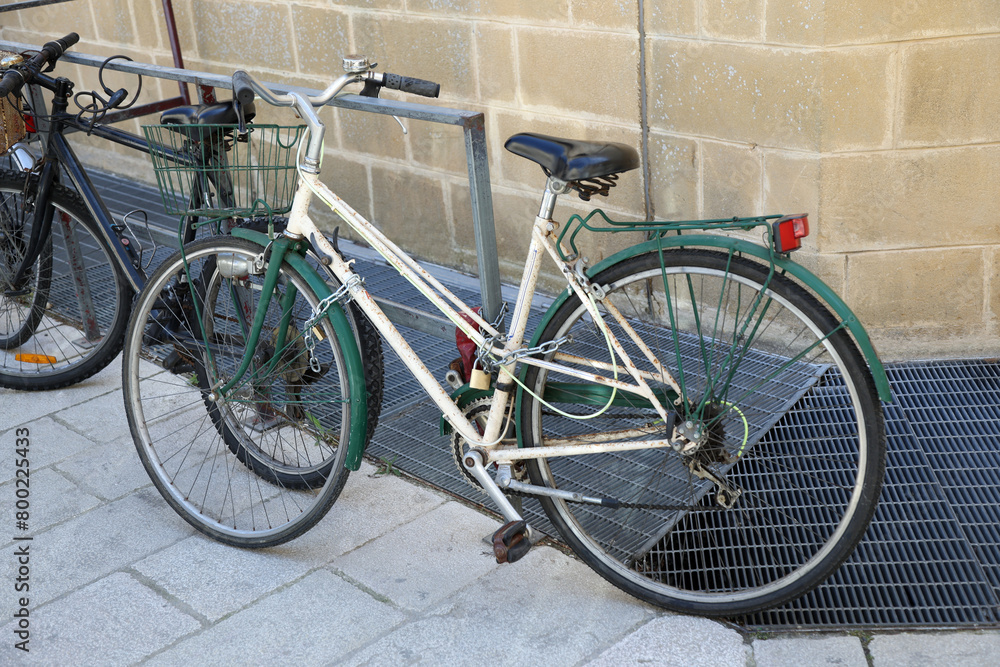 BICICLETTA IN SOSTA