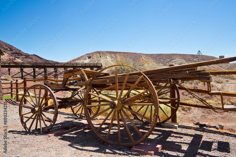 Obraz premium Old abandoned traditional wooden carriage in Calico - ghost town and former mining town in San Bernardino County - California, United States - Old west concept