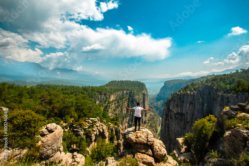 фотографія Man opens his arms and watches the fascinating nature view
