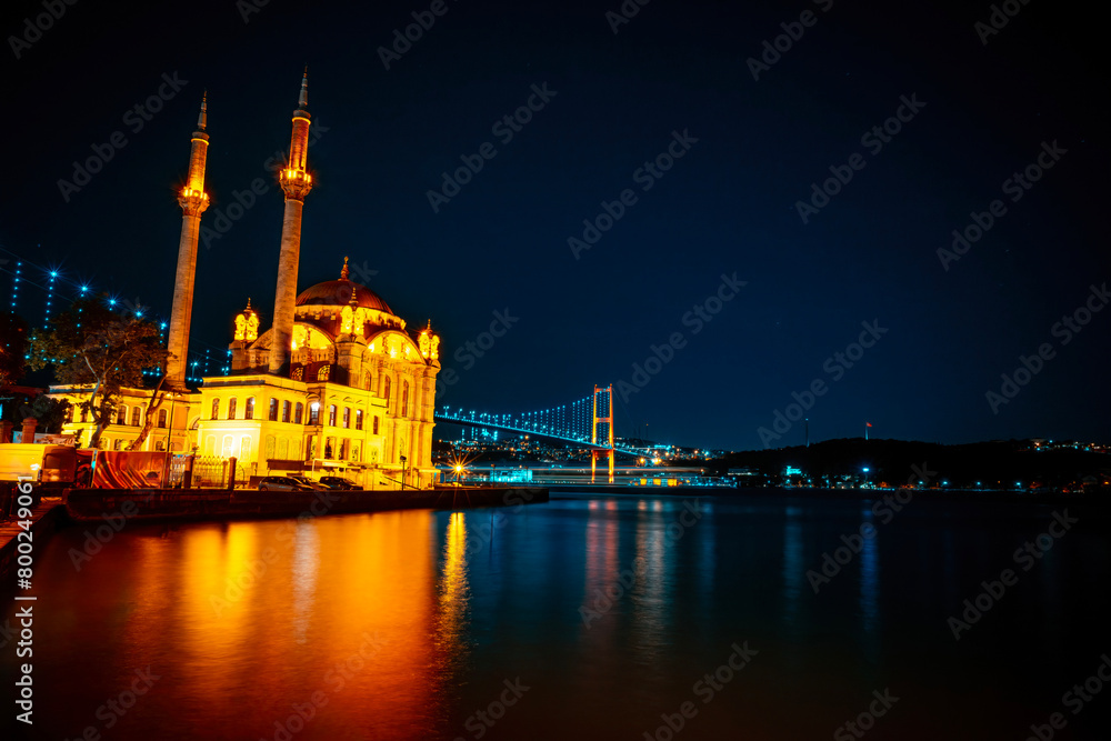 Naklejka premium Ortakoy Mosque and Bosphorus Bridge (15th July Martyrs Bridge) night view. Istanbul, Turkey.