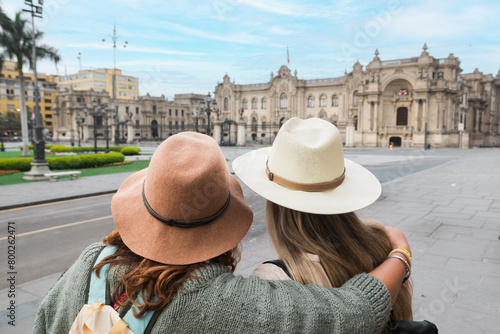 Foto Women looking at government palace in Peru.