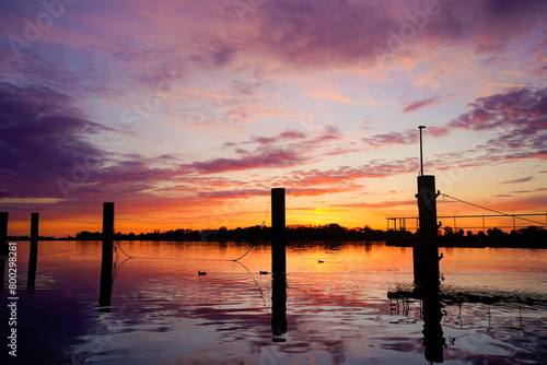 Diesen Sonnenaufgang, am Braker Hafen genießen auch ein paar Enten. photo