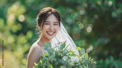 日本の自然の中で笑顔で微笑む花嫁、ユーカリのナチュラルなブーケ