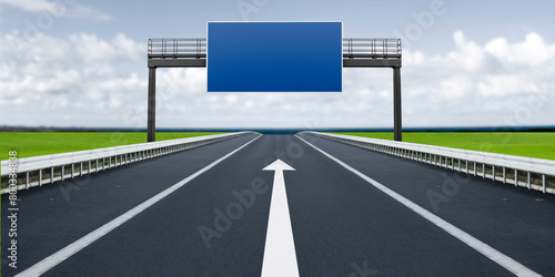 autobahn mit Blauem Hinweisschild über der Fahrbahn photo