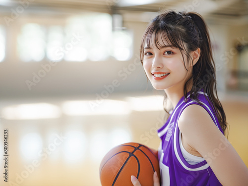 バスケットボールを持つ笑顔の女性