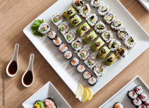 Variedad de Sushi en bandeja photo