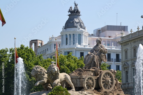 Madrid, Espagne, 15 juillet 2015 : Fontaine des cibèles, representant la déesse romaine Cybèle assisse sur un char tiré par deux lions. photo