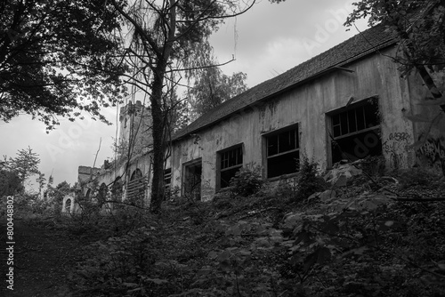 Black and white photo of an abandoned building © David