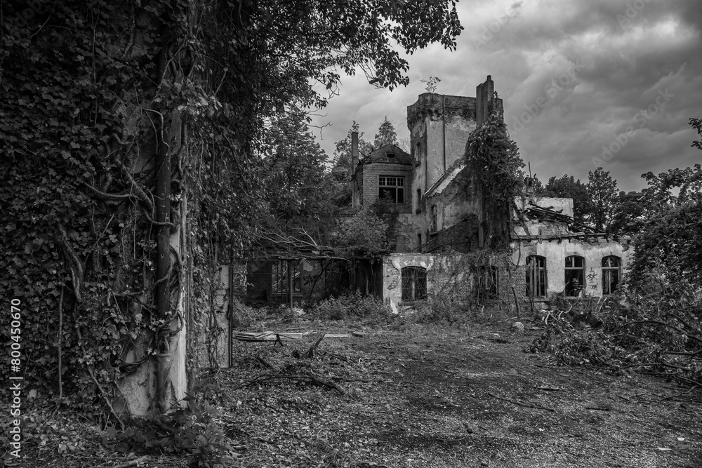 Obraz premium Black and white photo of an abandoned building