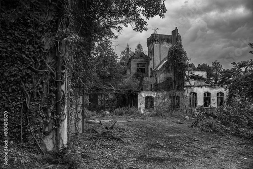 Black and white photo of an abandoned building