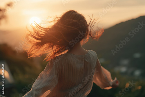女, 女性, モデル, 女性の後ろ姿, 風, なびく髪, 夕焼け, 逆光, backlight, model, back view, back view of woman, woman, wind, fluttering hair, sunset, backlight photo
