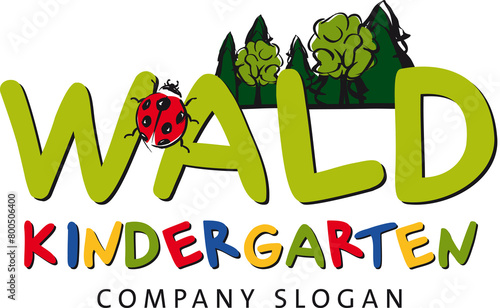Waldkindergarten Logo mit Marienkäfer und Wald, Kinder erleben Natur
