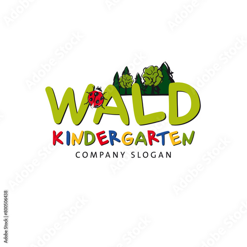 Waldkindergarten Logo mit Marienkäfer und Wald, Kinder erleben Natur
