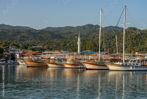 Urlaub in der T  rkei    cagiz  Liman an t  rkischen Riviera mit sch  nen Ausblicken - Hafen mit Booten nahe der sagenhaften historischen versunkenen Stadt Kekova