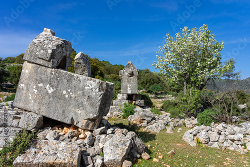 Wandern in der Türkei: Lykischer Weg, Küstenwanderung an der türkischen Riviera mit römischen Steinsarkophagen - archäologische Stätte Apollonia mit sehenswerten Ruinen photo