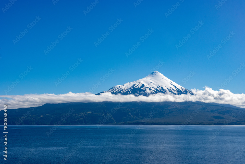Volcán Osorno en un d{ia despejado en el sur de chile
