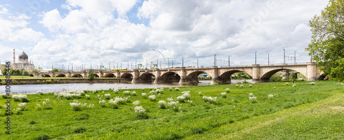 Marienbrücke über die Elbe in Dresden, im Hintergrund die ehemalige Tabakwarenfabrik Yenidze