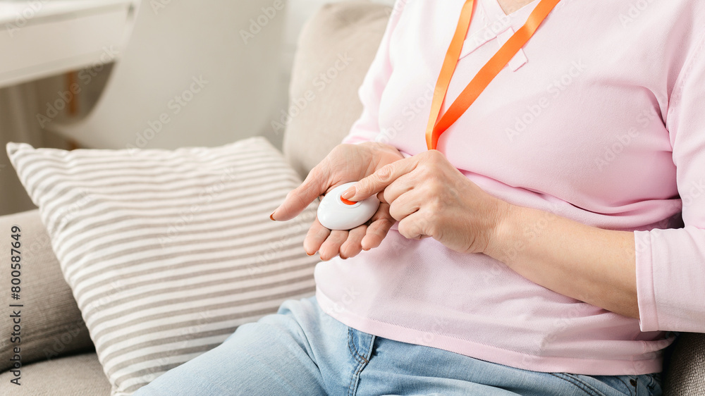 Obraz premium Cropped of Senior Woman Holding a Panic Button