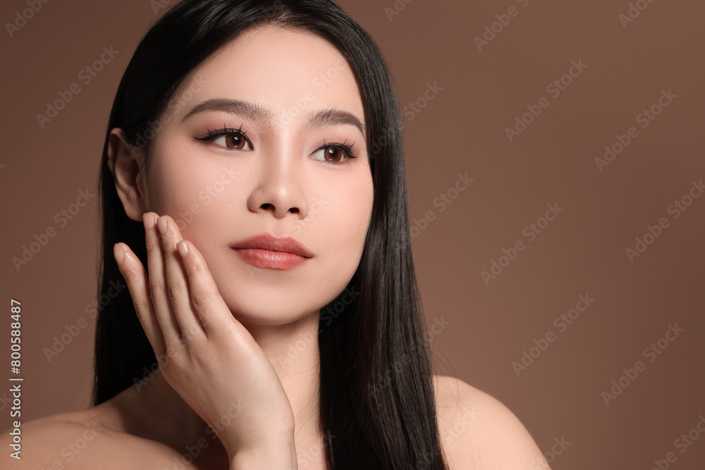 Obraz premium Portrait of beautiful woman on brown background, space for text