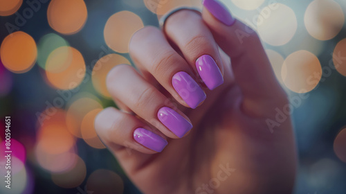 Mão de uma mulher com as unhas pintadas de rosa