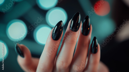 Mão de uma mulher com as unhas pintadas de preto