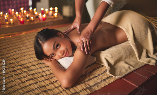 Massaggio orientale con olio, relax, benessere photo