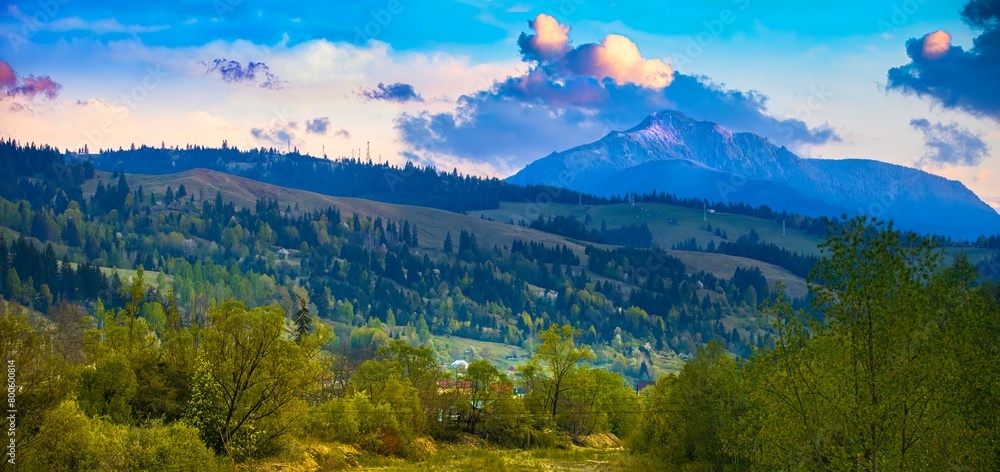 Φωτογραφία mountain sunset in the spring with Ceahlau peak in snow and green meadow on countryside of Romania Carpathians