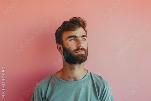 A man with a beard and a blue shirt is looking at the camera © Juan Hernandez