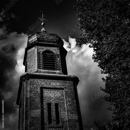 grusliger Kirchturm, schwarzweiß