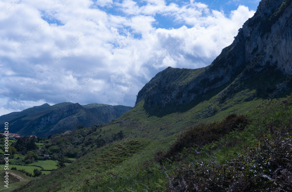 Naklejka premium Montañas de Oriñón