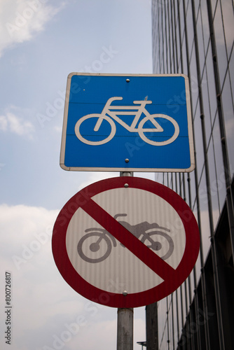 letrero azul que indica uso de bicicleta y letrero para prohibir uso de motocicletas photo