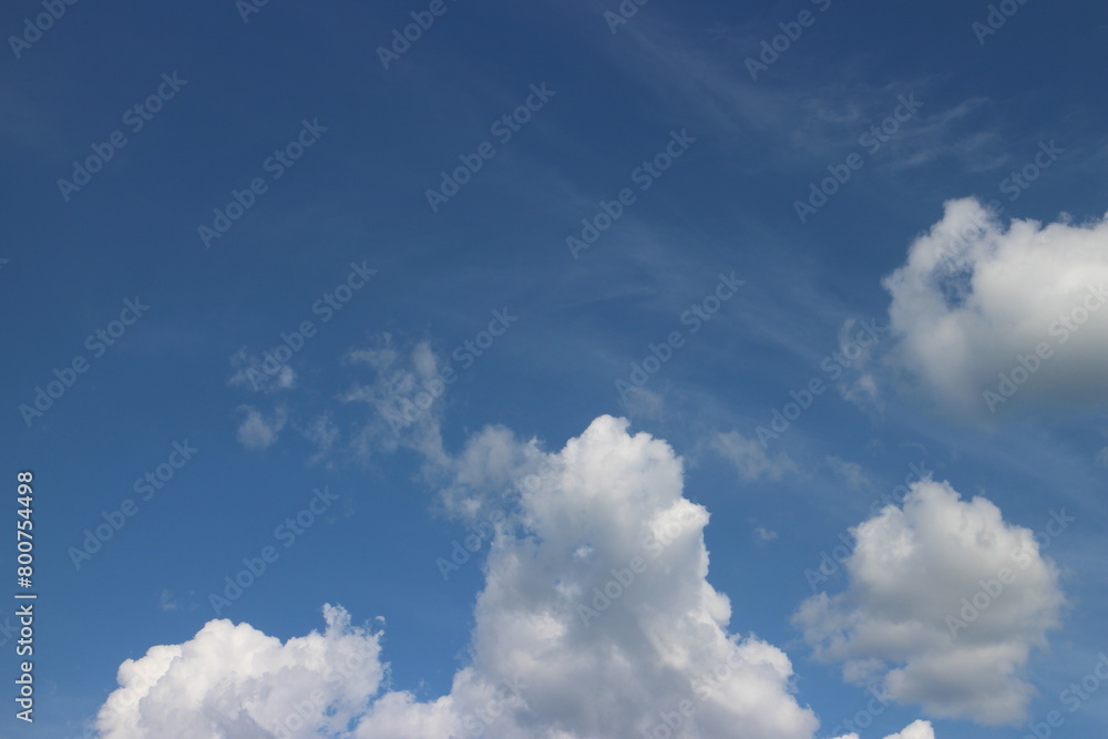 Naklejka premium blue sky and White cloud nature background. Beautiful cloud in blue sky.