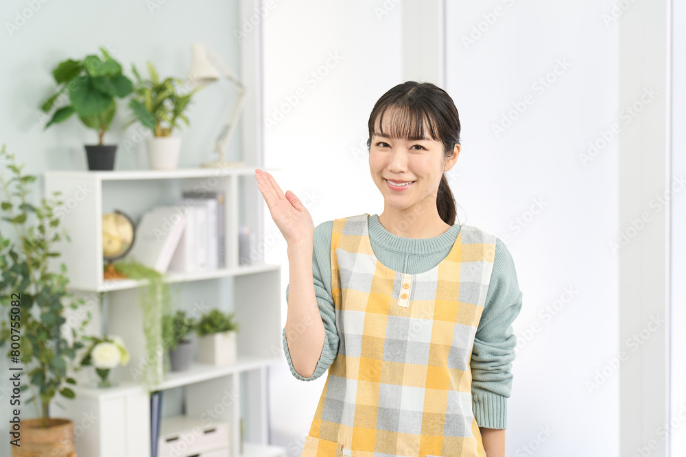 案内をするエプロンを着た女性 案内をするエプロンを着た女性
