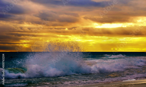 Obraz na płótnie A large wave break close-up against a sunset w salonie