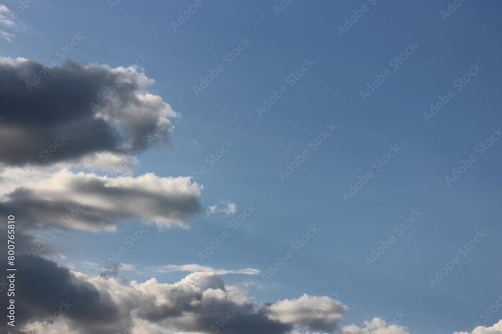 Obraz premium blue sky background with tiny clouds