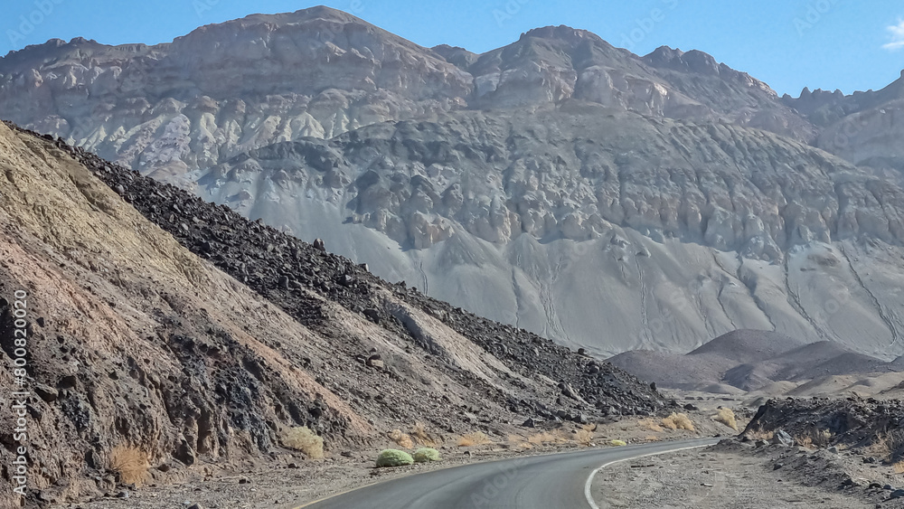 Φωτογραφία Panoramic view of endless empty road leading to colorful geology of multi hued Artist Palette rock formations in Death Valley National Park near Furnace Creek, California, USA