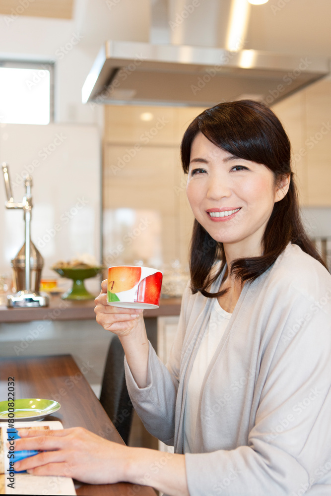 コーヒーを飲む中年女性