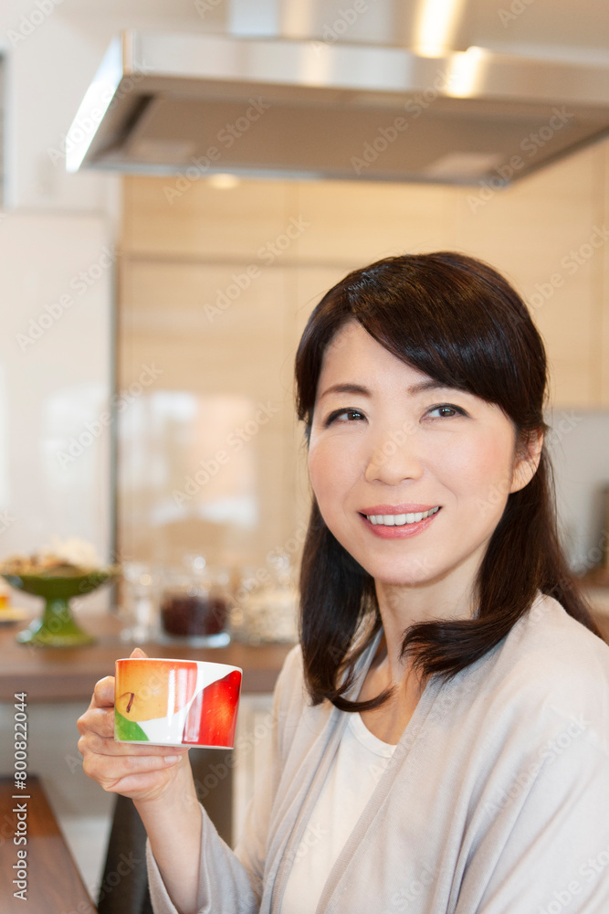 コーヒーを飲む中年女性 コーヒーを飲む中年女性