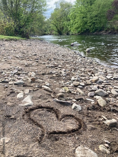 Symbolisch ein Herz am Ufer des Flusses Wupper  gemalt im Frühling in der Natur