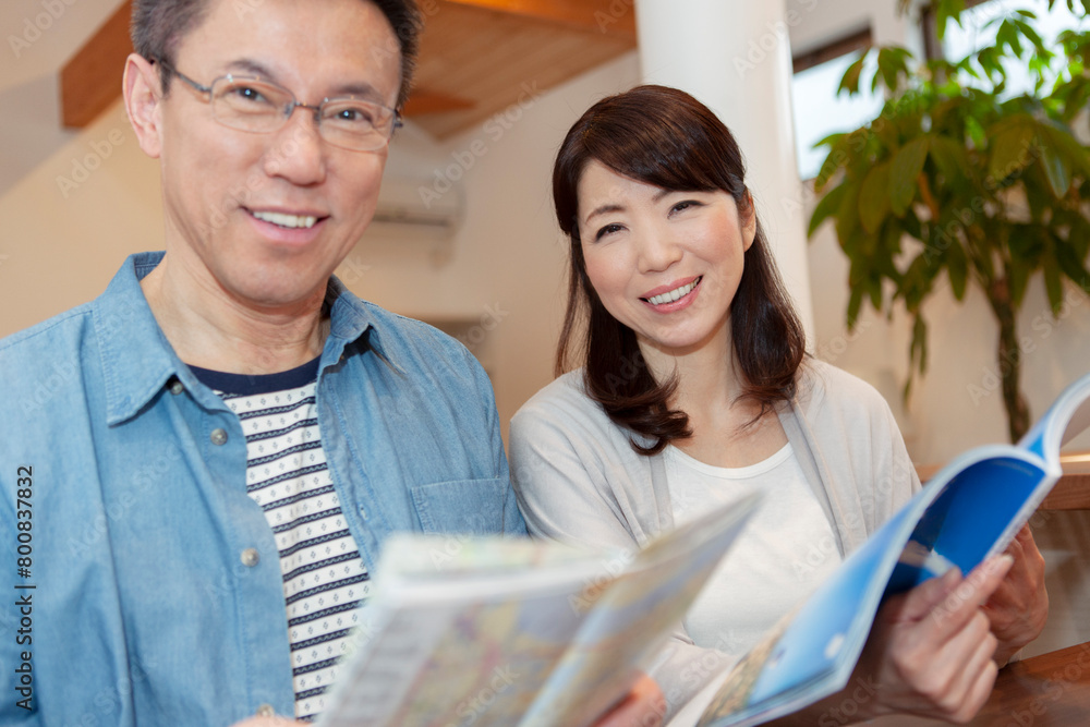 雑誌を見る中年夫婦 雑誌を見る中年夫婦