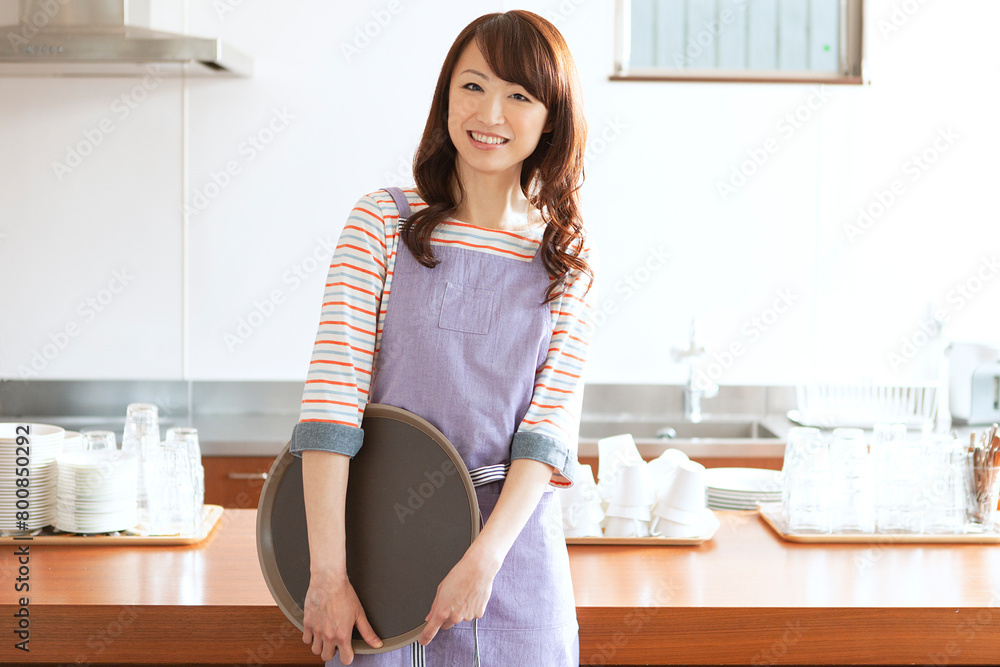 エプロン姿のカフェスタッフ エプロン姿のカフェスタッフ
